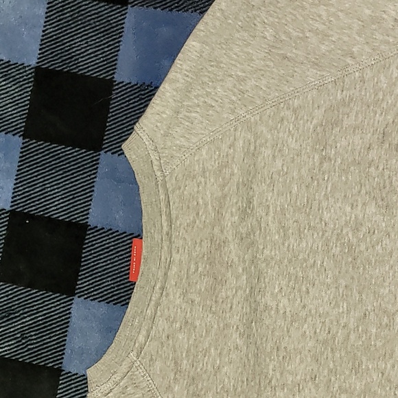 New Balance. Crewneck pullover. Carpet-logo. Like-new.  Women's Medium - Picture 15 of 15